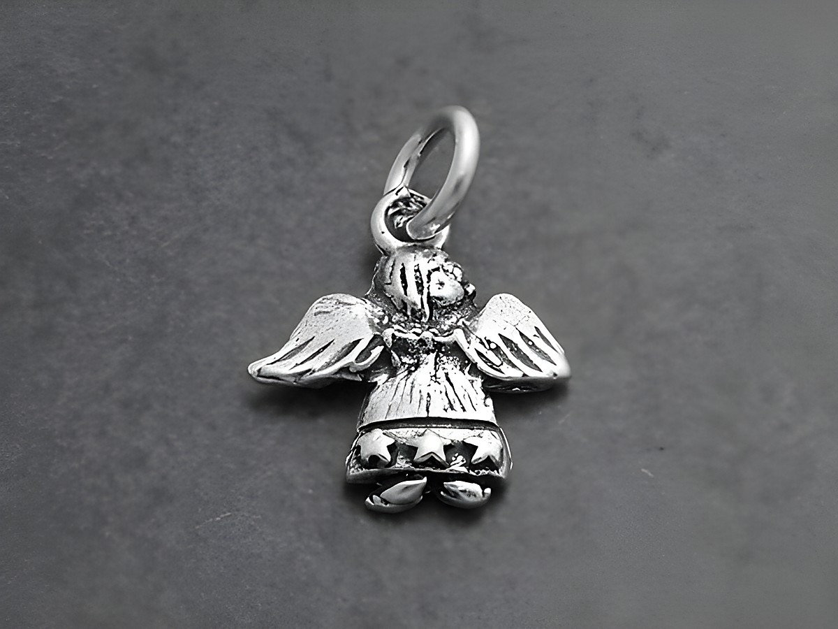 925 Sterling Silber Anhänger eines Engels von hinten gesehen, gefertigt von Juwelier Harnisch, filigran gearbeitet mit ausgeprägten Flügeln und Sternen auf dem Kleid.