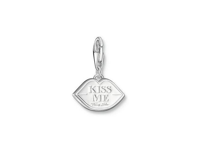 Charm-Anhänger von Thomas Sabo in Form eines Kussmunds, aus geschwärztem Silber und rotem Kaltemail mit der Aufschrift Kiss Me. Ideal für Schmuckliebhaber und Geschenkideen.