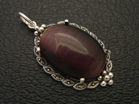 Cabochon Katzenauge lila Silber Medaillon Anhänger von Juwelier Harnisch, elegantes Design mit feiner Umrandung und glänzendem Cabochonstein, ideal für Schmuckliebhaber.