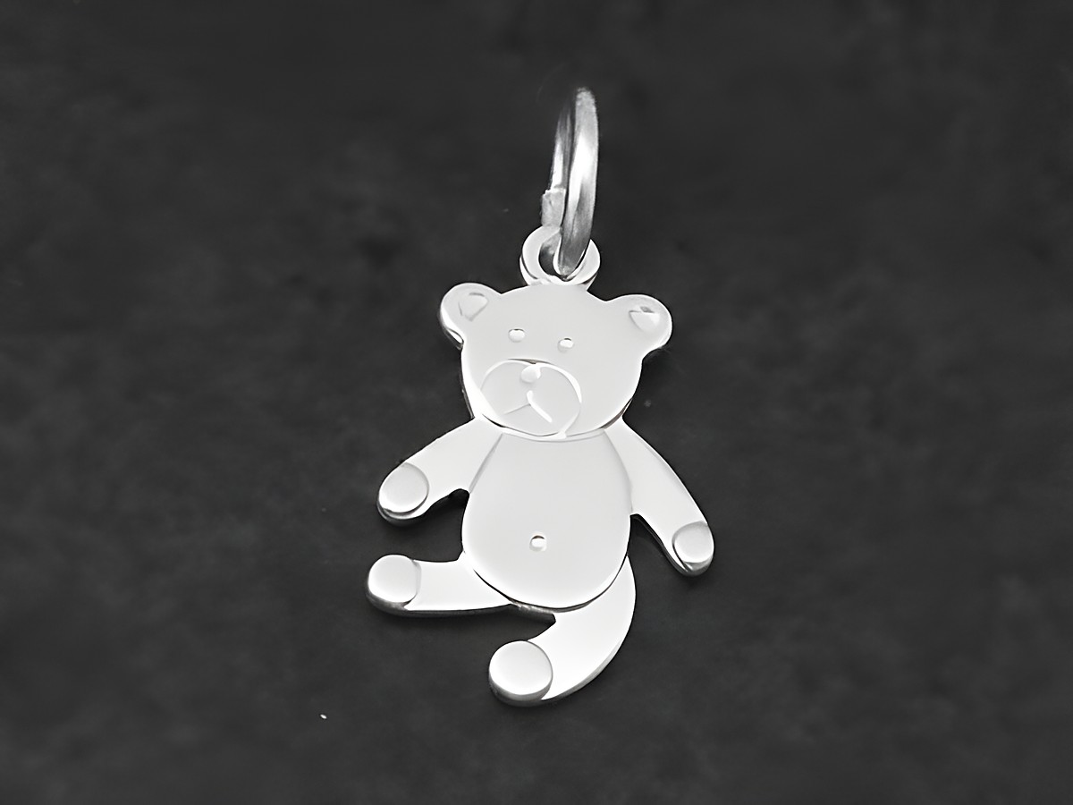 Silber Anhänger in Form eines niedlichen Teddy-Bären, teilmattiert, hergestellt von Juwelier Harnisch, ideal für Tierliebhaber.