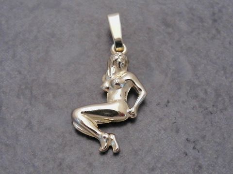 Ein Anhänger im Design des Sternzeichens Jungfrau aus goldfarbenem Kunststoff, plastisch gestaltet und aus dem Hause Juwelier Harnisch, symbolisiert Eleganz und individuelle Astrologie.