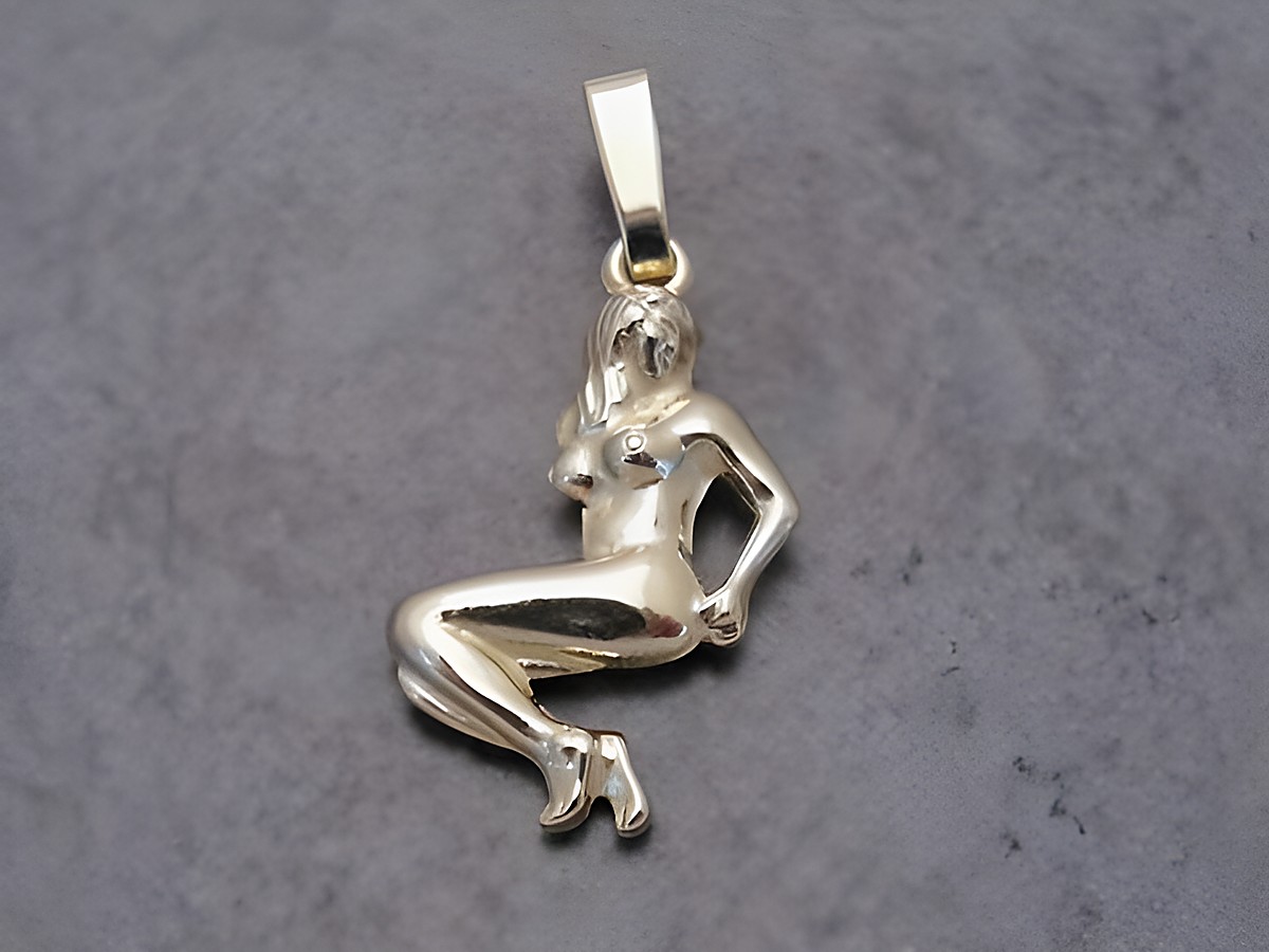 Ein Anhänger im Design des Sternzeichens Jungfrau aus goldfarbenem Kunststoff, plastisch gestaltet und aus dem Hause Juwelier Harnisch, symbolisiert Eleganz und individuelle Astrologie.