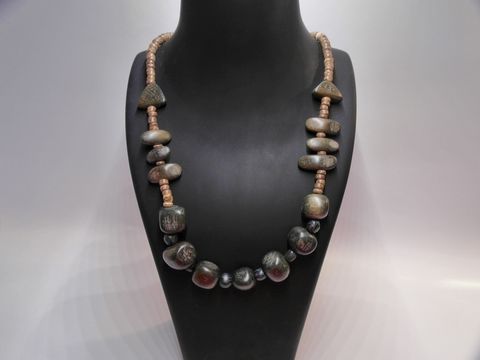 61883-0 Holzkette Multiform 140 mm in braun-dunkelgrün mit bunten Holzperlen und einer Gesamtlänge von 60 cm, hergestellt von Juwelier Harnisch, idealer Schmuck für jeden Anlass.