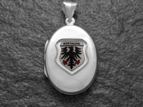 Silbernes Medaillon mit dem Wappen von Dortmund, das ein schwarzes Wappenschild mit rot verzierten Elementen zeigt, hergestellt von Juwelier Harnisch aus Nordrhein-Westfalen.
