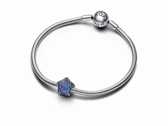 Auffälliges Pavé-Stern Charm aus Sterling Silber mit blauem Kristall, elegant in einem Armband integriert, verleiht jedem Look einen funkelnden Akzent.
