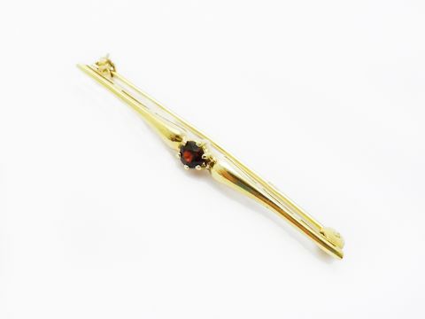 Elegante Goldbrosche mit Granatschmuck von Juwelier Harnisch. Die Brosche hat eine Länge von 50,4 mm und ein stilvolles Design, das jedes Outfit ergänzt.