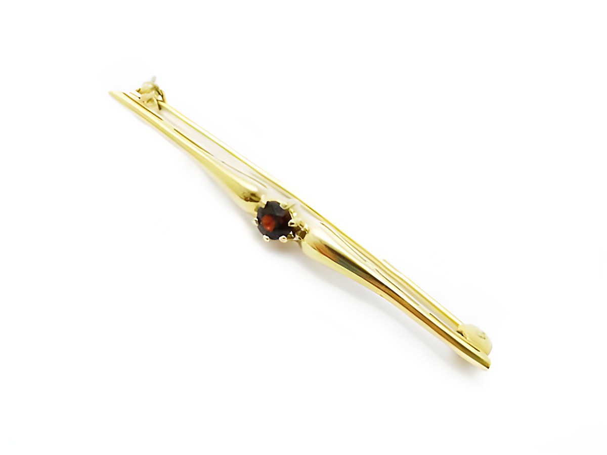Elegante Goldbrosche mit Granatschmuck von Juwelier Harnisch. Die Brosche hat eine Länge von 50,4 mm und ein stilvolles Design, das jedes Outfit ergänzt.