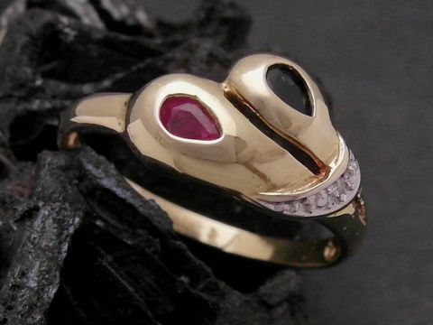 Gold Ring - Gold 585 bicolor - Safir + Rubin + Diamant - Goldring - Gr. 60, Hersteller: Juwelier Harnisch, bis Gr. 60/19. Der Ring hat eine elegante Form mit edlen Edelsteinen.
