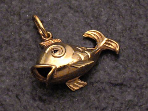 Gold Anhänger in Form eines niedlichen Goldfischs, Hersteller Juwelier Harnisch, ideal als Schmuckstück für Tierliebhaber und für besondere Anlässe geeignet.