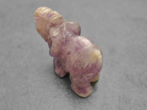Elefant aus lila-grauem Achat, stehend, als plastische Steinfigur gestaltet, Hersteller Juwelier Harnisch, dient als Glücksbringer, hochwertige Verarbeitung.