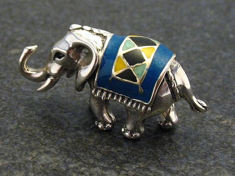 Elefant emailliert in Silber, stehend, 31 mm groß, mit bunter Decke aus grüner, blauer und schwarzer Emaille, gefertigt von Juwelier Harnisch, eine dekorative Tierfigur.