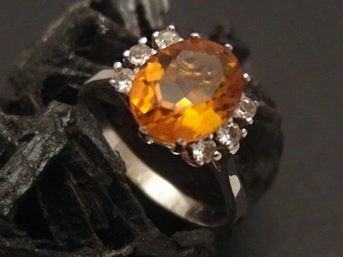 Weißgoldring edel Gold 585 mit Topas und Zirkonia in Größe 55, Hersteller Juwelier Harnisch, bis Größe 56/18. Schmuckstück mit ovalem, orangefarbenem Topas und funkelnden Zirkonia.