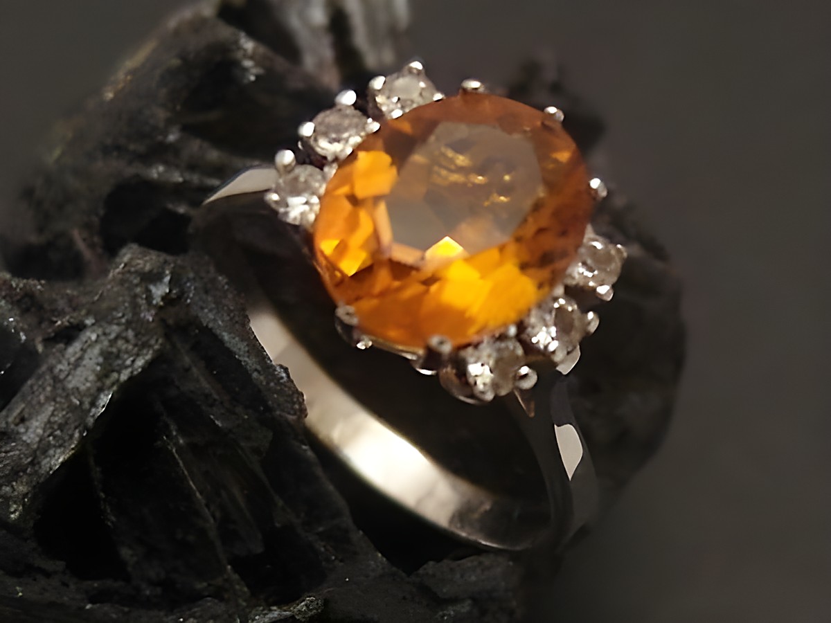 Weißgoldring edel Gold 585 mit Topas und Zirkonia in Größe 55, Hersteller Juwelier Harnisch, bis Größe 56/18. Schmuckstück mit ovalem, orangefarbenem Topas und funkelnden Zirkonia.