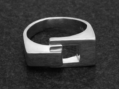 Silberring DESIGN Gr. etwas verstellbar, Hersteller Juwelier Harnisch, ohne Stein, in modernem, geometrischem Design mit offener Formgebung.