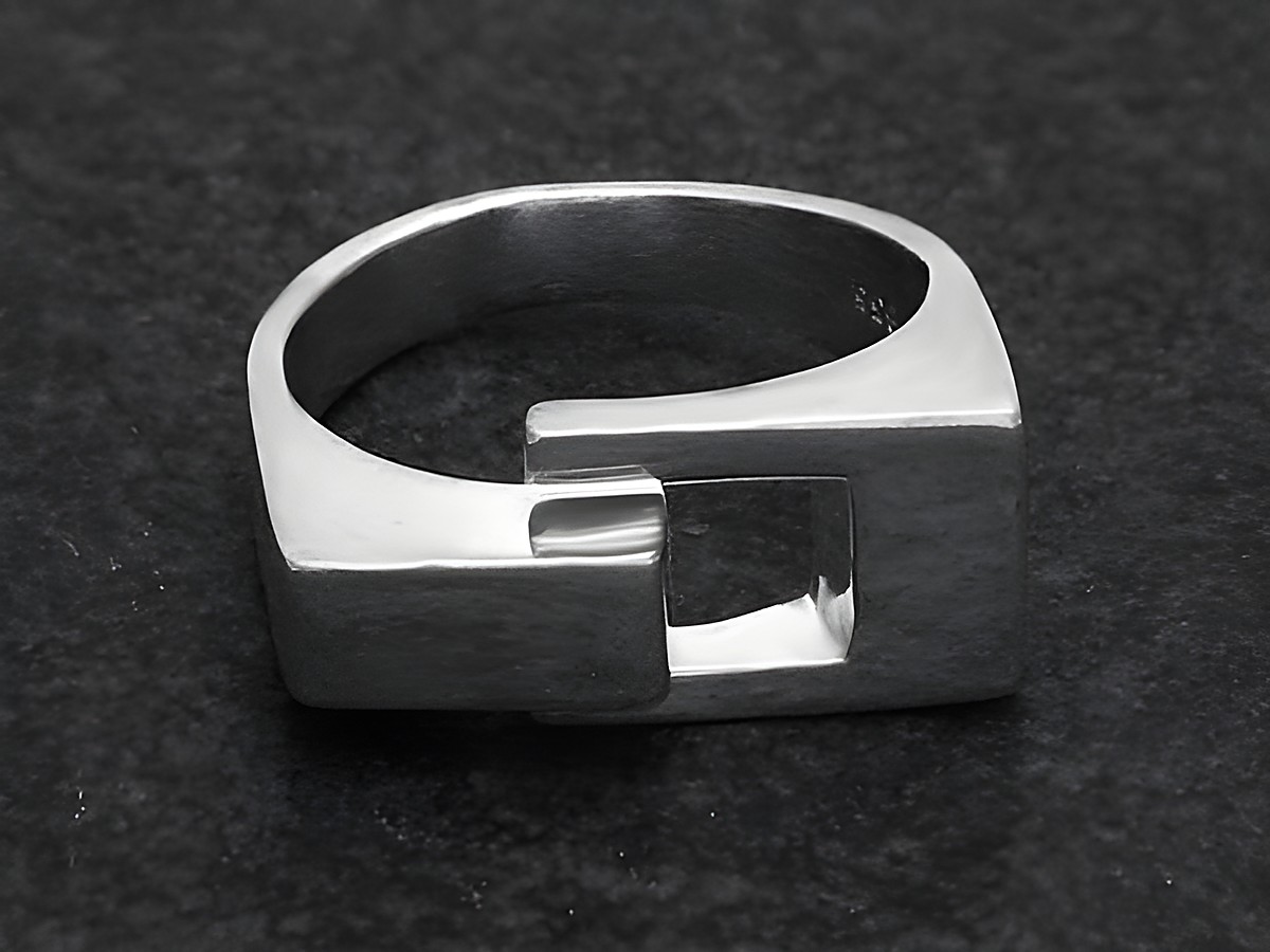 Silberring DESIGN Gr. etwas verstellbar, Hersteller Juwelier Harnisch, ohne Stein, in modernem, geometrischem Design mit offener Formgebung.
