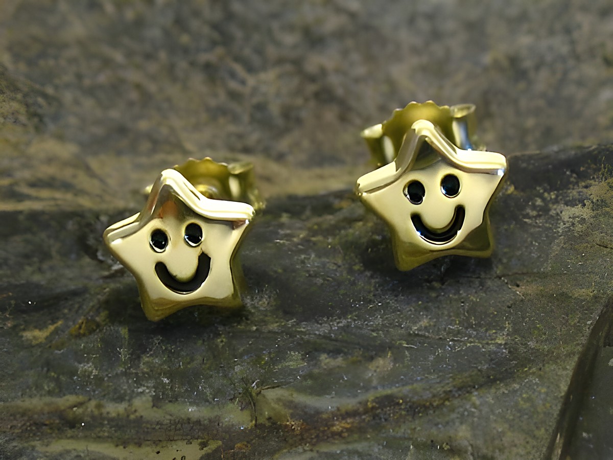 Stern gold Ohrringe in Form von lächelnden Sternchen, emailliert, geeignet für Kinder, hergestellt von Juwelier Harnisch, perfekt für süße und fröhliche Looks.