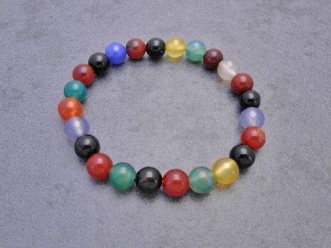 Buntes Achat-Armband mit einem Umfang von 20 cm und Gummizug, hergestellt von Juwelier Harnisch, gefertigt aus verschiedenen Edelsteinen.
