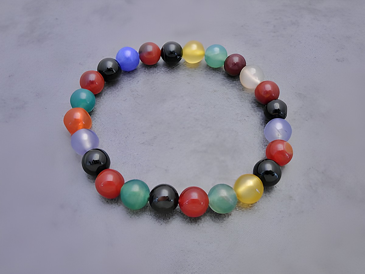 Buntes Achat-Armband mit einem Umfang von 20 cm und Gummizug, hergestellt von Juwelier Harnisch, gefertigt aus verschiedenen Edelsteinen.