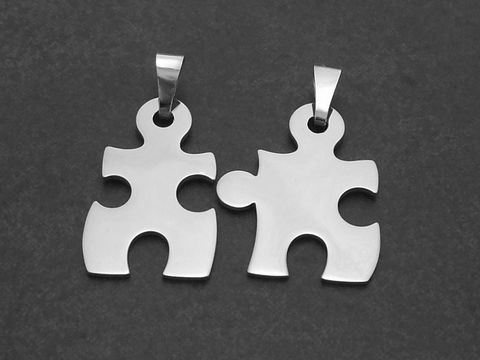 Puzzleteile Partneranhänger aus Sterling Silber rhodiniert von Juwelier Harnisch, zwei individuelle Anhänger in Form von Puzzlestücken, symbolisieren Verbundenheit und Partnerschaft.