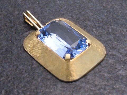 Gold Anhänger individuell mit synthetischem Aquamarin in Gold 585, vom Hersteller Juwelier Harnisch, elegantes Design mit rechteckigem, blauen Edelstein.