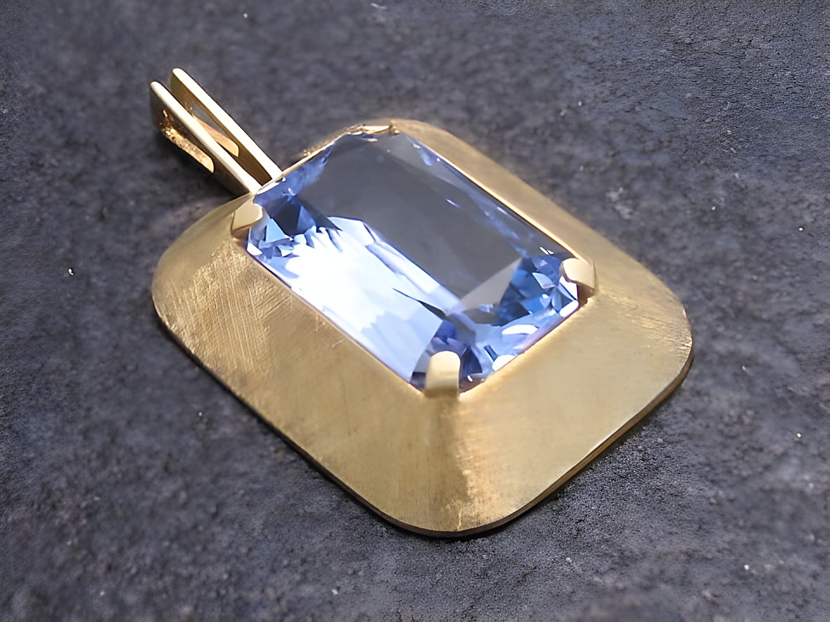 Gold Anhänger individuell mit synthetischem Aquamarin in Gold 585, vom Hersteller Juwelier Harnisch, elegantes Design mit rechteckigem, blauen Edelstein.
