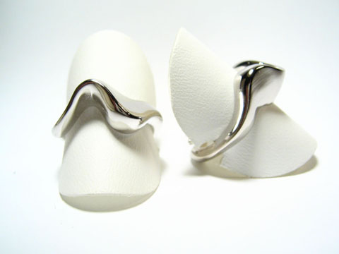 Silber Ring rhodiniert, verschlungen, Größe verstellbar, Hersteller Juwelier Harnisch, ohne Stein, an einem neutralen Schmuckdisplay präsentiert.