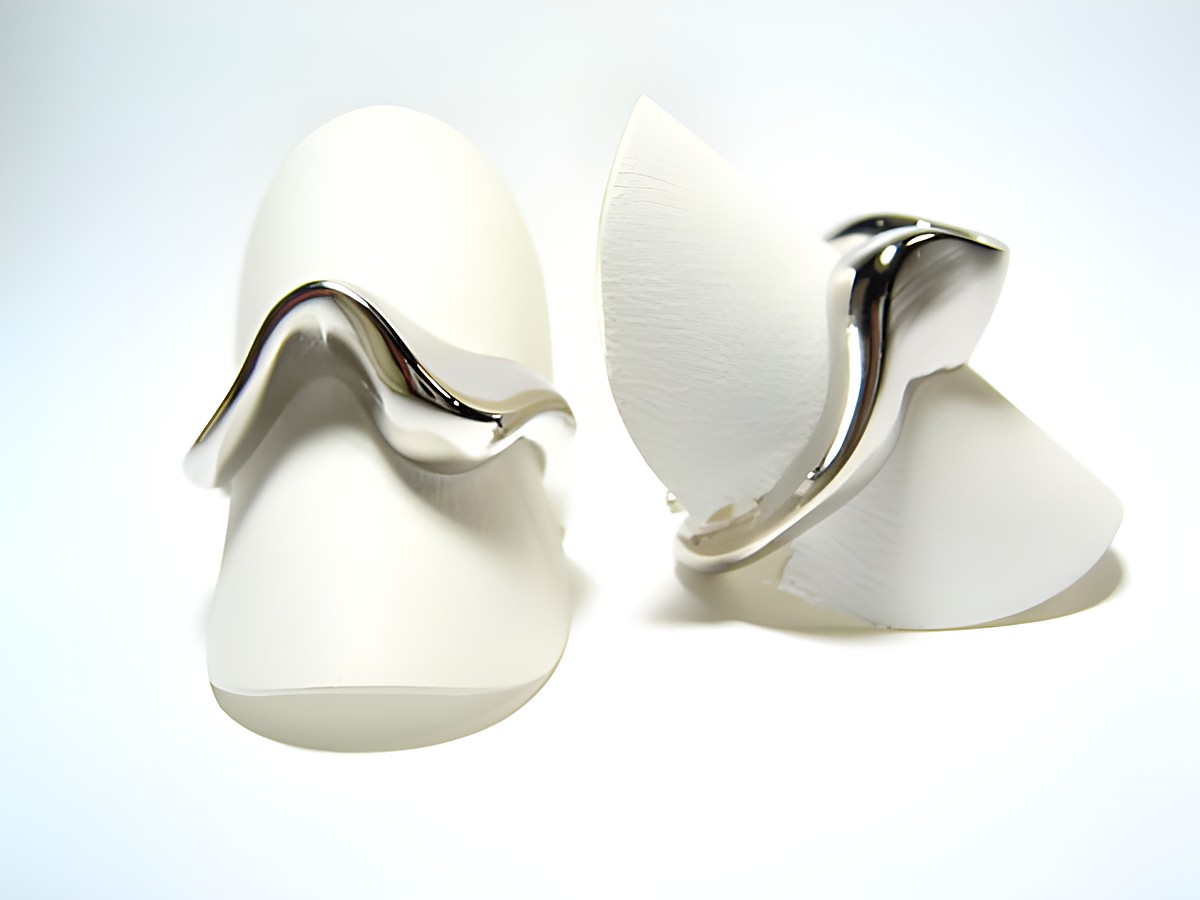 Silber Ring rhodiniert, verschlungen, Größe verstellbar, Hersteller Juwelier Harnisch, ohne Stein, an einem neutralen Schmuckdisplay präsentiert.