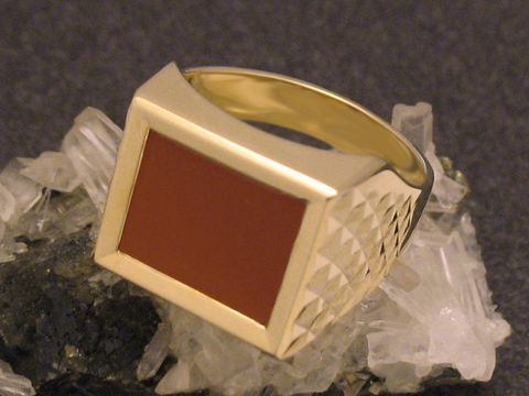 Goldring aus 585er Gold mit ausdrucksstarkem Karneol, Größe 64, Hersteller Juwelier Harnisch, modernes Design über Größe 60/19, ideal für stilvolle Akzente.