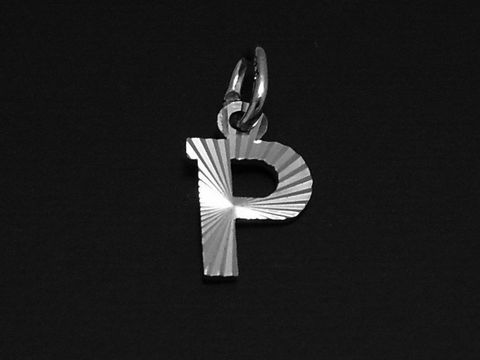 Silber Anhänger mit dem Buchstaben P, ausgeführt in Druck-Optik und Diamantschliff, Hersteller Juwelier Harnisch. Ideal als persönliches oder Geschenk-Schmuckstück.