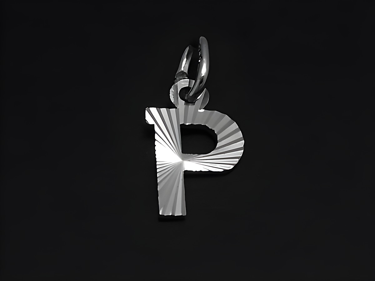 Silber Anhänger mit dem Buchstaben P, ausgeführt in Druck-Optik und Diamantschliff, Hersteller Juwelier Harnisch. Ideal als persönliches oder Geschenk-Schmuckstück.