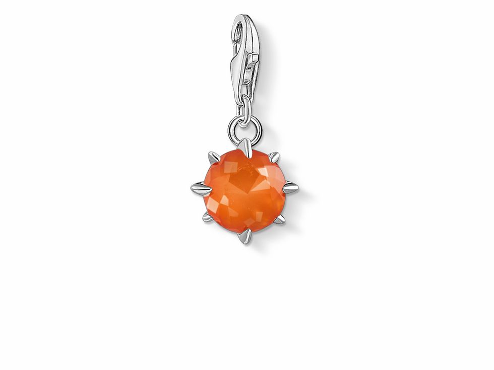 Charm-Anhänger von Thomas Sabo aus Silber mit orangefarbener Stein facettiert, für den Monat Januar, mit spitzem Design und Karabinerhaken. Ideal als Monatsstein.