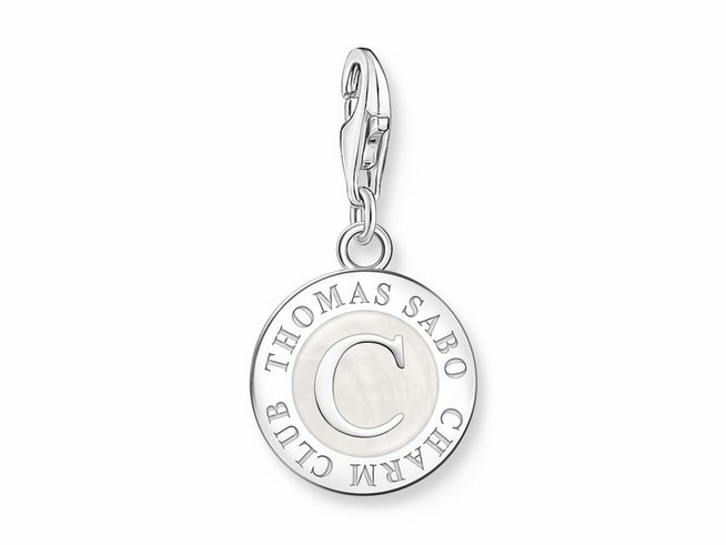 56972559-0 Charm-Anhänger von Thomas Sabo aus Silber und Emaille in Weiß mit einer eingravierten C-Initiale und dem Schriftzug Club sowie dem Logo Thomas Sabo, ideal für kreative Schmuckgestaltungen.