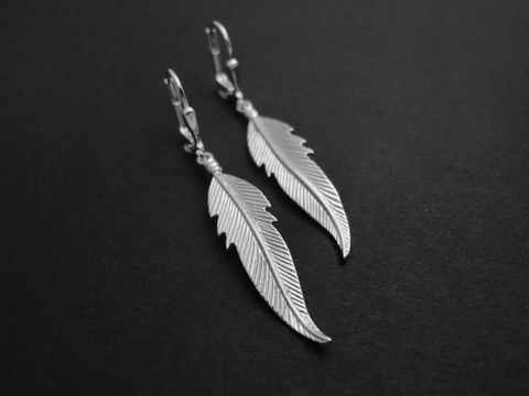 Ohrringe in Form von Federn aus rhodiniertem Sterling Silber, symbolisch und elegant, hergestellt von Juwelier Harnisch, Ohrhänger ohne Stein, ideal für einen modernen Look.
