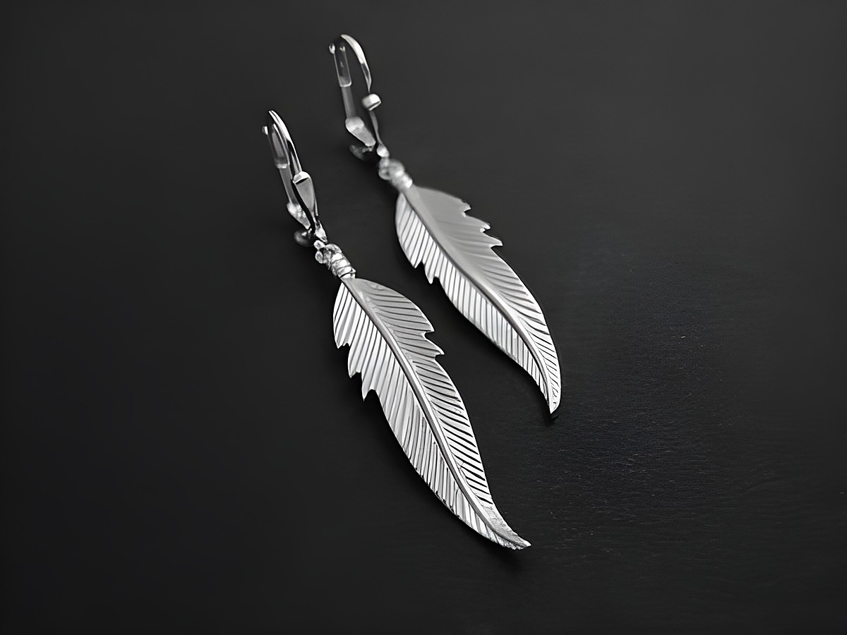 Ohrringe in Form von Federn aus rhodiniertem Sterling Silber, symbolisch und elegant, hergestellt von Juwelier Harnisch, Ohrhänger ohne Stein, ideal für einen modernen Look.