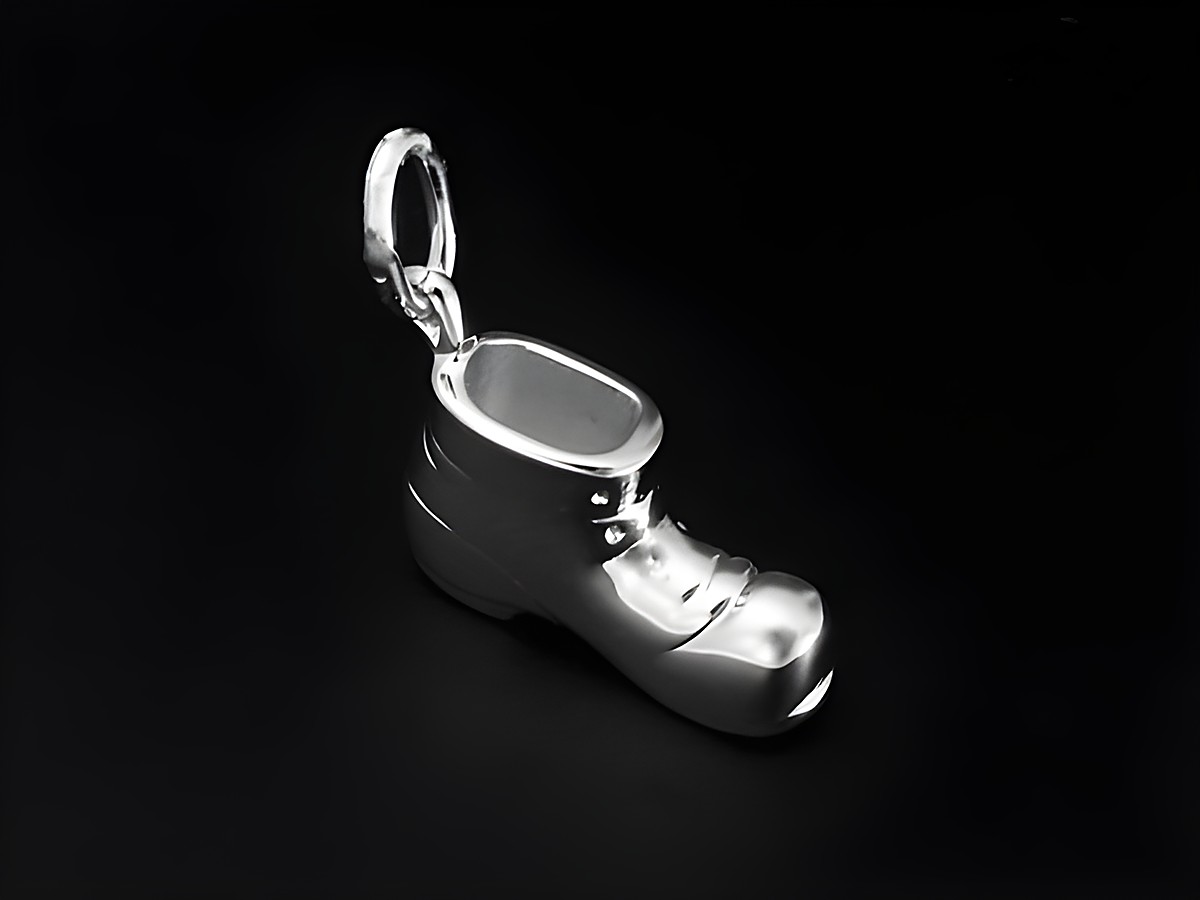 Silber Anhänger in Form eines Schuhs aus 925 Sterling Silber, rhodiniert und massiv, hergestellt von Juwelier Harnisch, ideal für diverse Motive.
