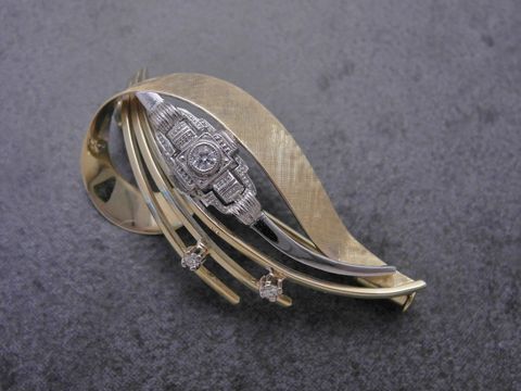 400542-0 Luxuriöse Gold Brosche aus Gold 585 mit Brillant und Diamanten, Anstecknadel von Juwelier Harnisch, elegant und zeitlos im Design, ideal für besondere Anlässe.
