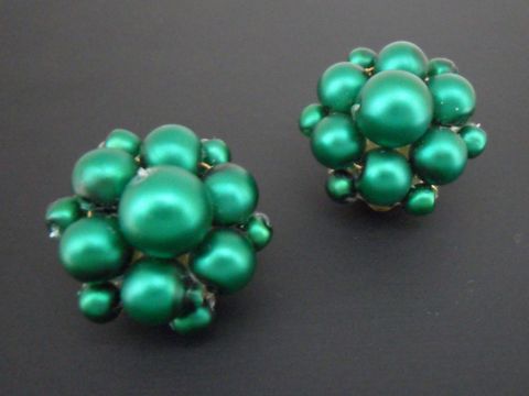 71751-0 Ohrclip in grün blumig mit goldfarbenen Akzenten und seidenmatter synthetischer Zuchtperle, Hersteller Juwelier Harnisch, stilvolles und elegantes Schmuckstück.