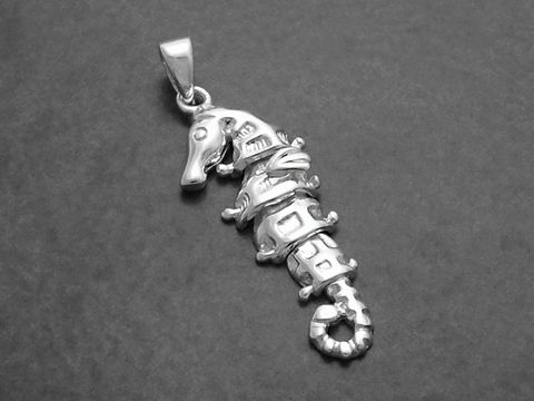 Beweglicher Seepferdchen-Anhänger aus rhodiniertem Sterling Silber, hergestellt von Juwelier Harnisch, als Glücksbringer gestaltet.
