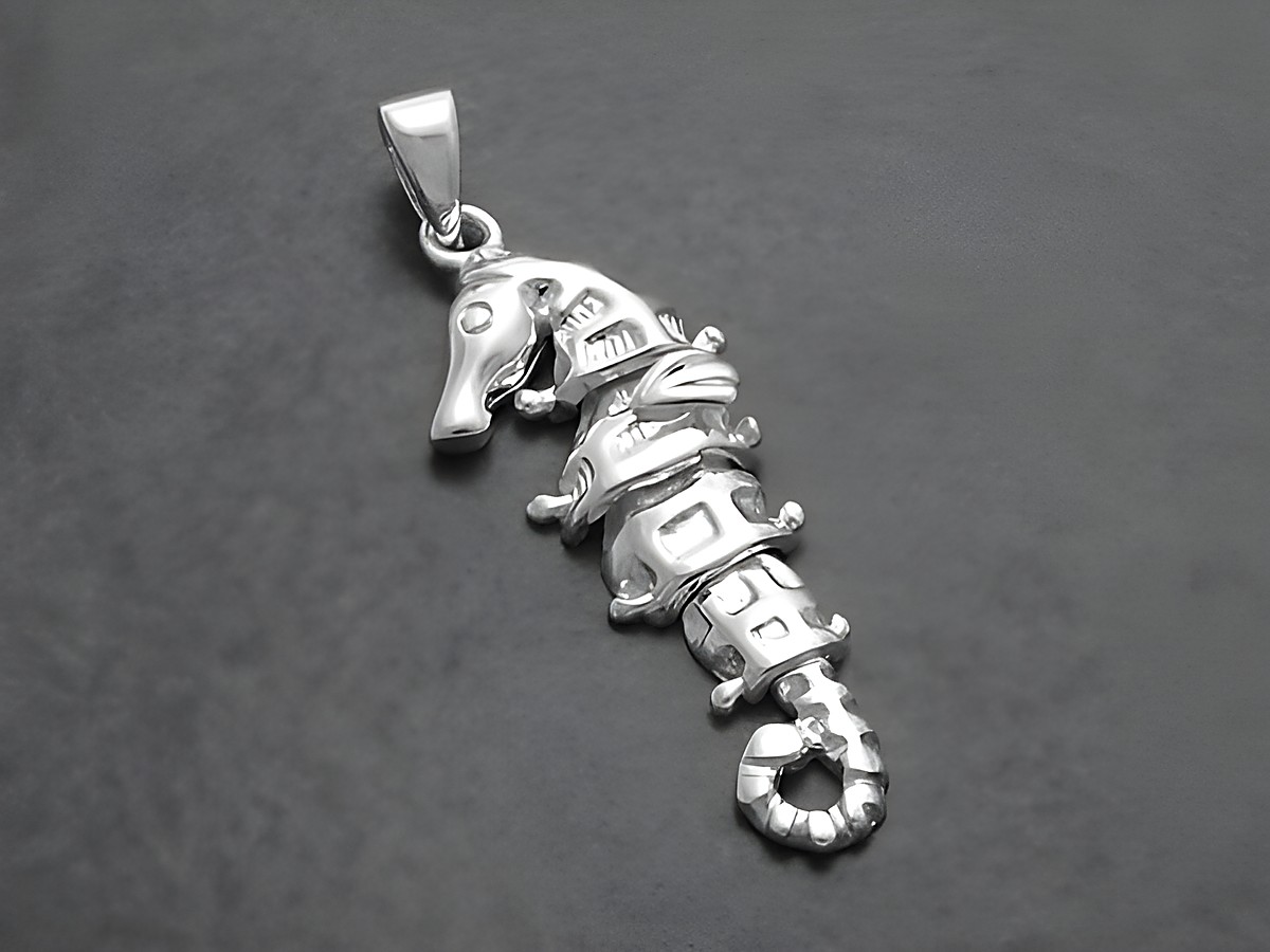 Beweglicher Seepferdchen-Anhänger aus rhodiniertem Sterling Silber, hergestellt von Juwelier Harnisch, als Glücksbringer gestaltet.