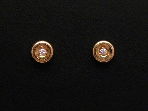 Ohrringe rund in Gold 585 mit einem Diamanten von 0,05 ct W/P, Hersteller Juwelier Harnisch, Brillant und Diamant, elegantes Design auf schwarzem Hintergrund.