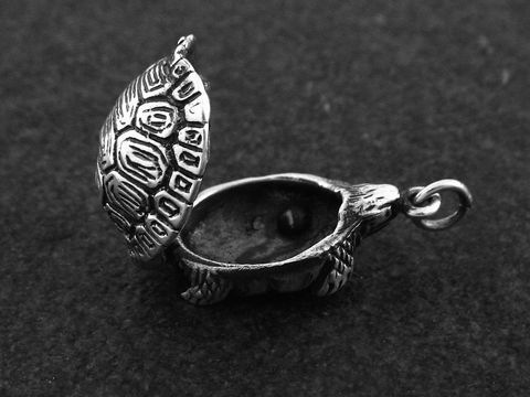 Medaillon in Form einer kleinen Schildkröte aus Sterling Silber, geöffnet und zeigt ein hohles Inneres, gestaltet von Juwelier Harnisch, ideal für besondere Anlässe.