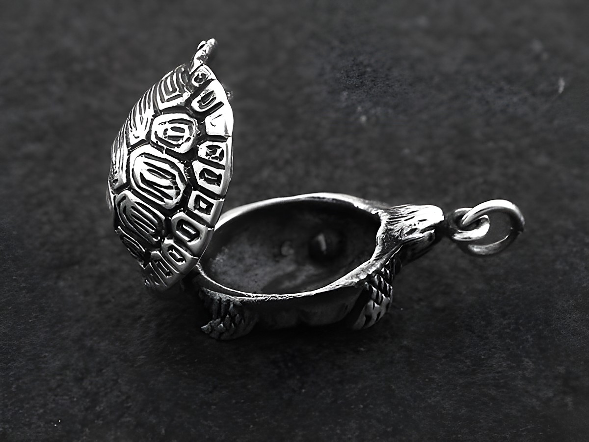 Medaillon in Form einer kleinen Schildkröte aus Sterling Silber, geöffnet und zeigt ein hohles Inneres, gestaltet von Juwelier Harnisch, ideal für besondere Anlässe. – Ansicht 2