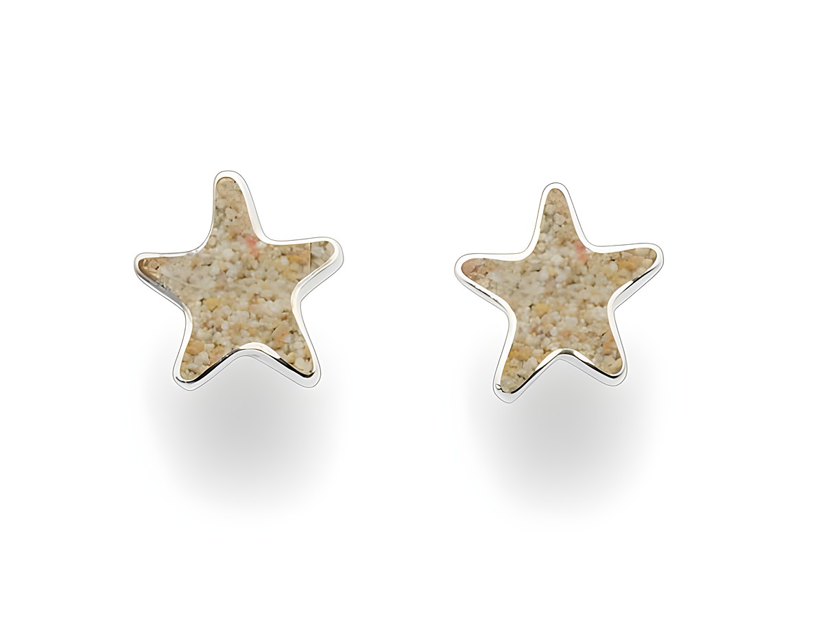Sterling Silber Ohrringe in Form von Seesternen mit Strandsand-Einlage, elegant und maritim, von DUR, Modell S1441, ideal für Strandliebhaber und als sommerliches Accessoire.