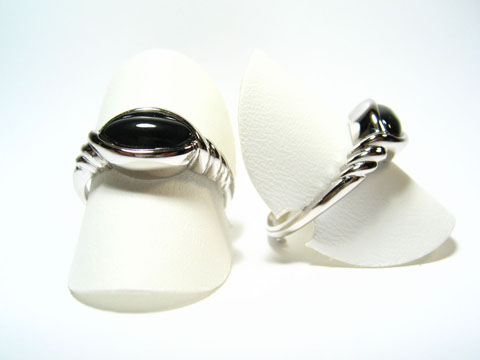 Feiner Designer Silber Ring rhodiniert mit schwarzem Onyx, verstellbar, präsentiert auf zwei weißen Ringhaltern, Hersteller Juwelier Harnisch.