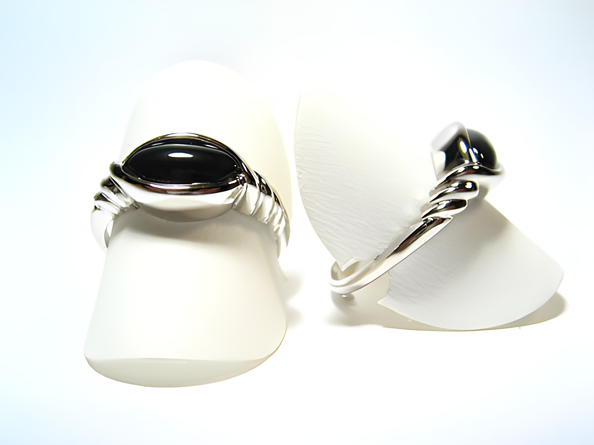 Feiner Designer Silber Ring rhodiniert mit schwarzem Onyx, verstellbar, präsentiert auf zwei weißen Ringhaltern, Hersteller Juwelier Harnisch.