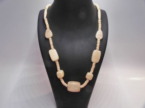 Holzkette Multiform 26 mm naturbraun 60 cm aus Holzschmuck, Hersteller Juwelier Harnisch, zeigt eine elegante, handgefertigte Kette mit abwechselnden Formelementen in naturbraunem Farbton.