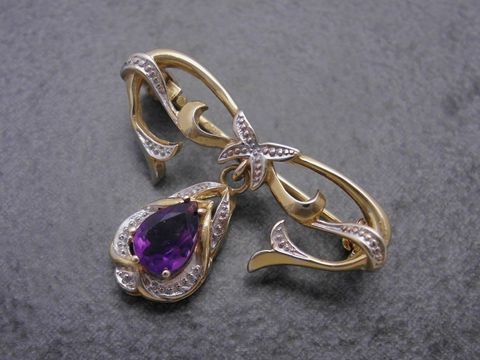 Gold Brosche anmutig aus Gold 333 mit Amethyst und feinen Details, Anstecknadel, Hersteller Juwelier Harnisch, ideal für elegante Anlässe.