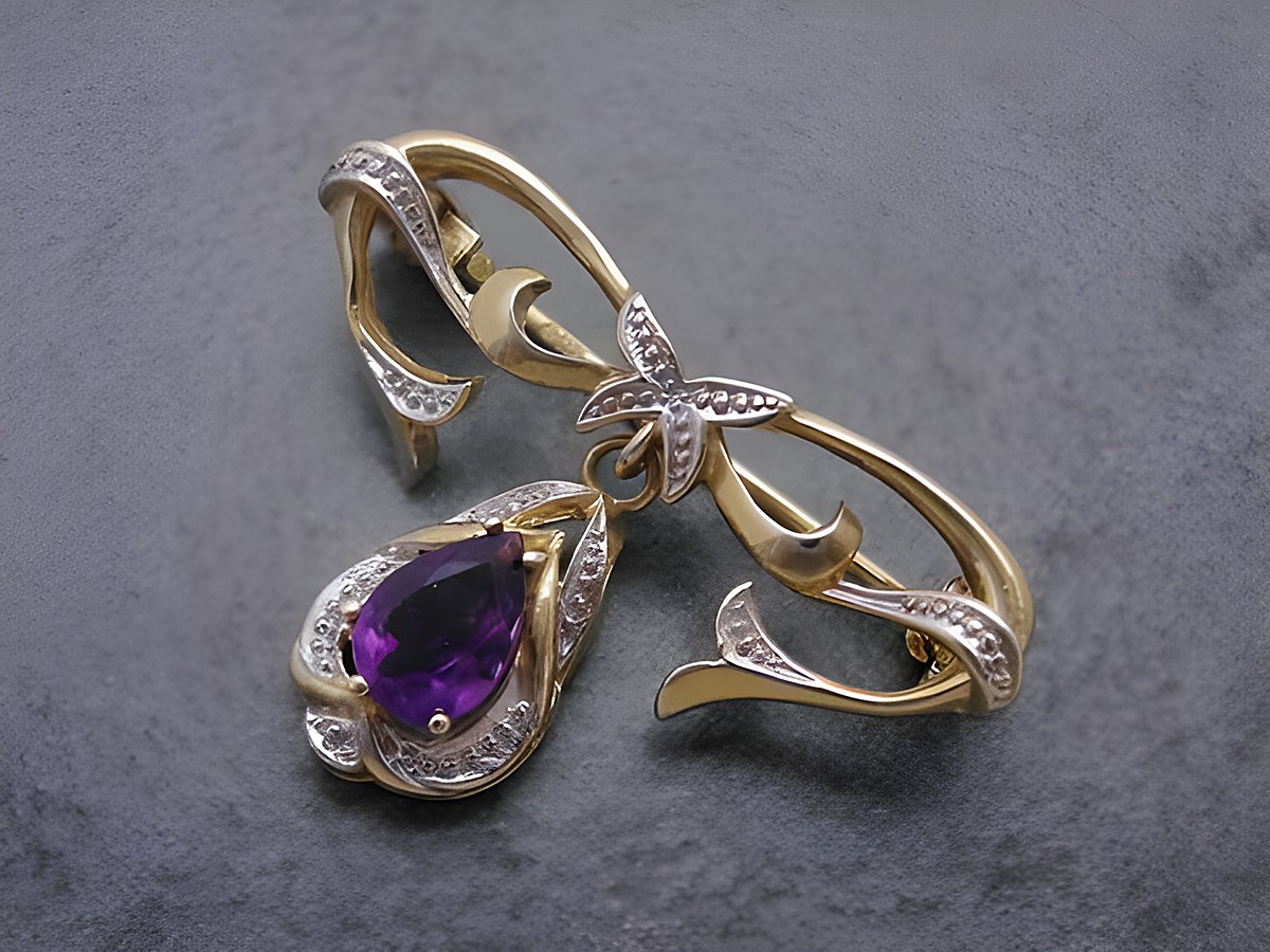 Gold Brosche anmutig aus Gold 333 mit Amethyst und feinen Details, Anstecknadel, Hersteller Juwelier Harnisch, ideal für elegante Anlässe.