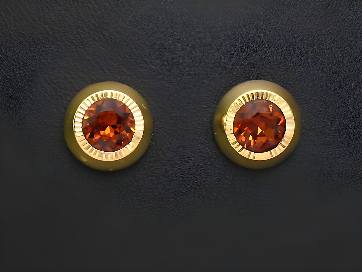 Ohrringe in orange-braun facettiert mit Gold Ohrsteckern vom Juwelier Harnisch, verziert mit weiteren Steinen, elegant und glänzend, ideal für besondere Anlässe.