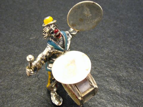 Bunter emaillierter Clown aus Silber steht mit einer Trommel, schlägt mit einem Schlaginstrument, 66 mm hoch, hergestellt von Juwelier Harnisch.